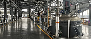Imagen de los tanques de almacenamiento y dosificación del centro de producción del Grupo Dongyue