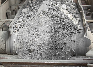 原材料中的金属部分会损坏研磨机并损害生产